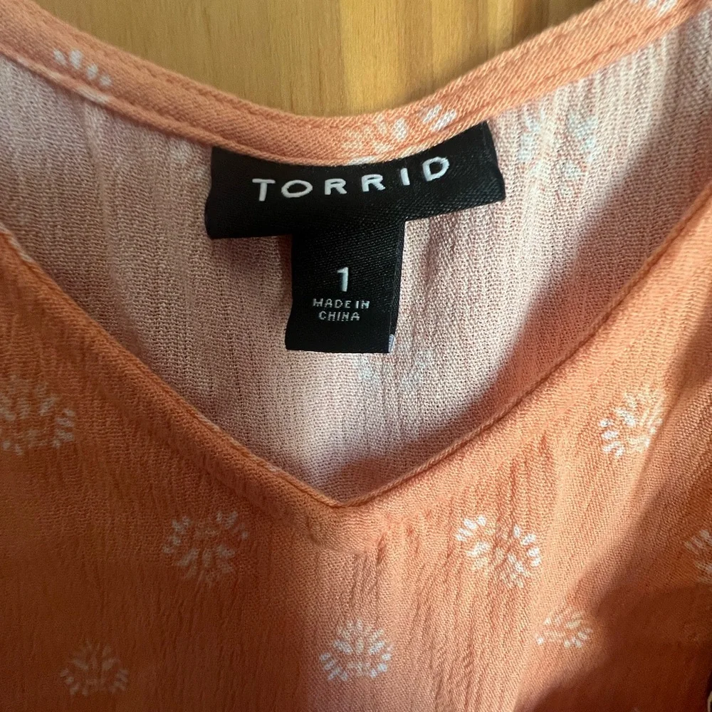 Torrid Peach Floral Top Size 1 - Picture 2 of 3